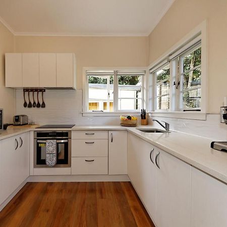 Surfer'S Sunshine Cottage - Piha Holiday Home Extérieur photo