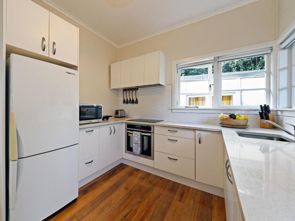 Surfer'S Sunshine Cottage - Piha Holiday Home Extérieur photo